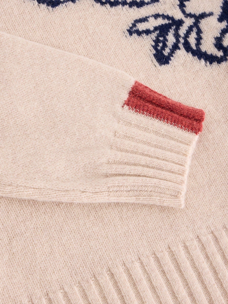 Pullover mit Blütenzweigen