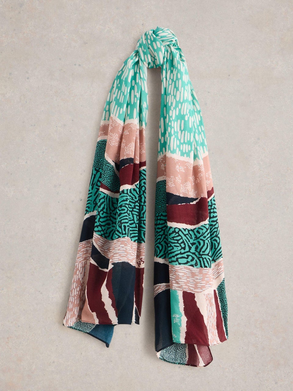 Schal mit abstraktem Patchworkprint