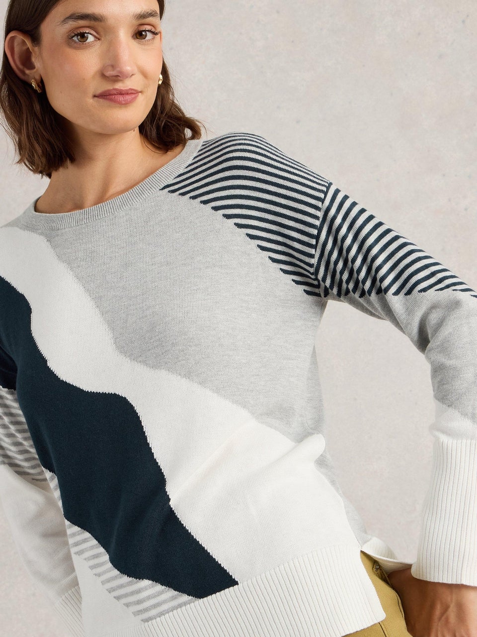 Pullover Olive mit abstraktem Muster