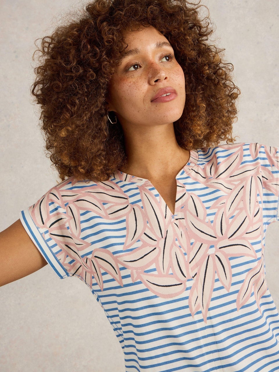 T-Shirt Nelly mit Keilausschnitt