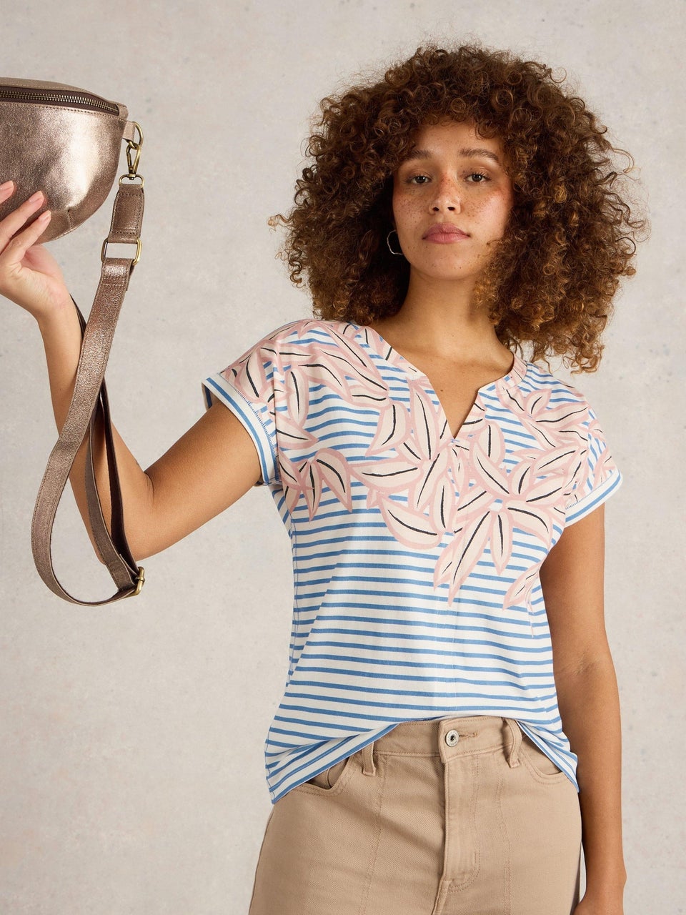 T-Shirt Nelly mit Keilausschnitt