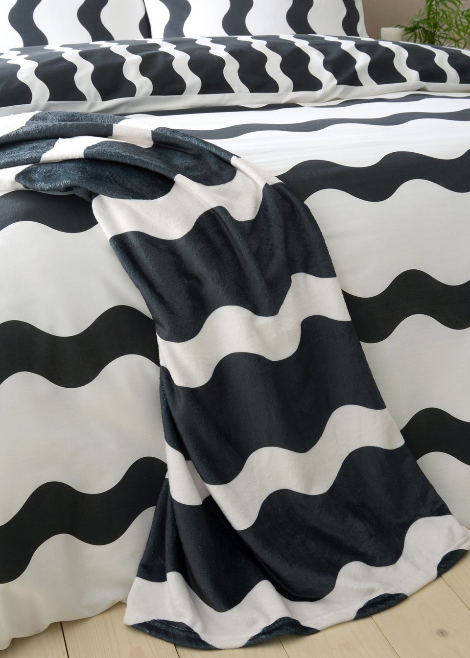 Sassy B Waves Reversible 200x240cm Oversized Blanket Throw