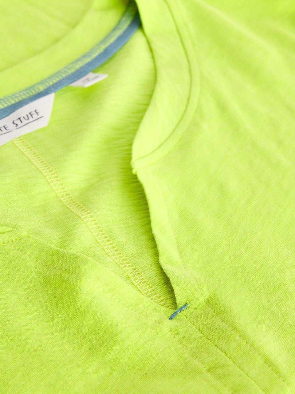 T-Shirt Nelly mit Keilausschnitt