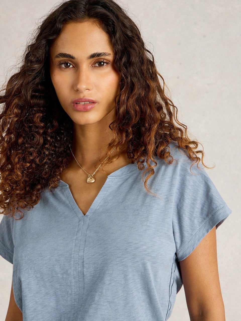 T-Shirt Nelly mit Keilausschnitt