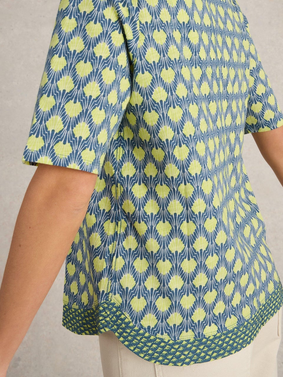 T-Shirt Weaver mit Keilausschnitt
