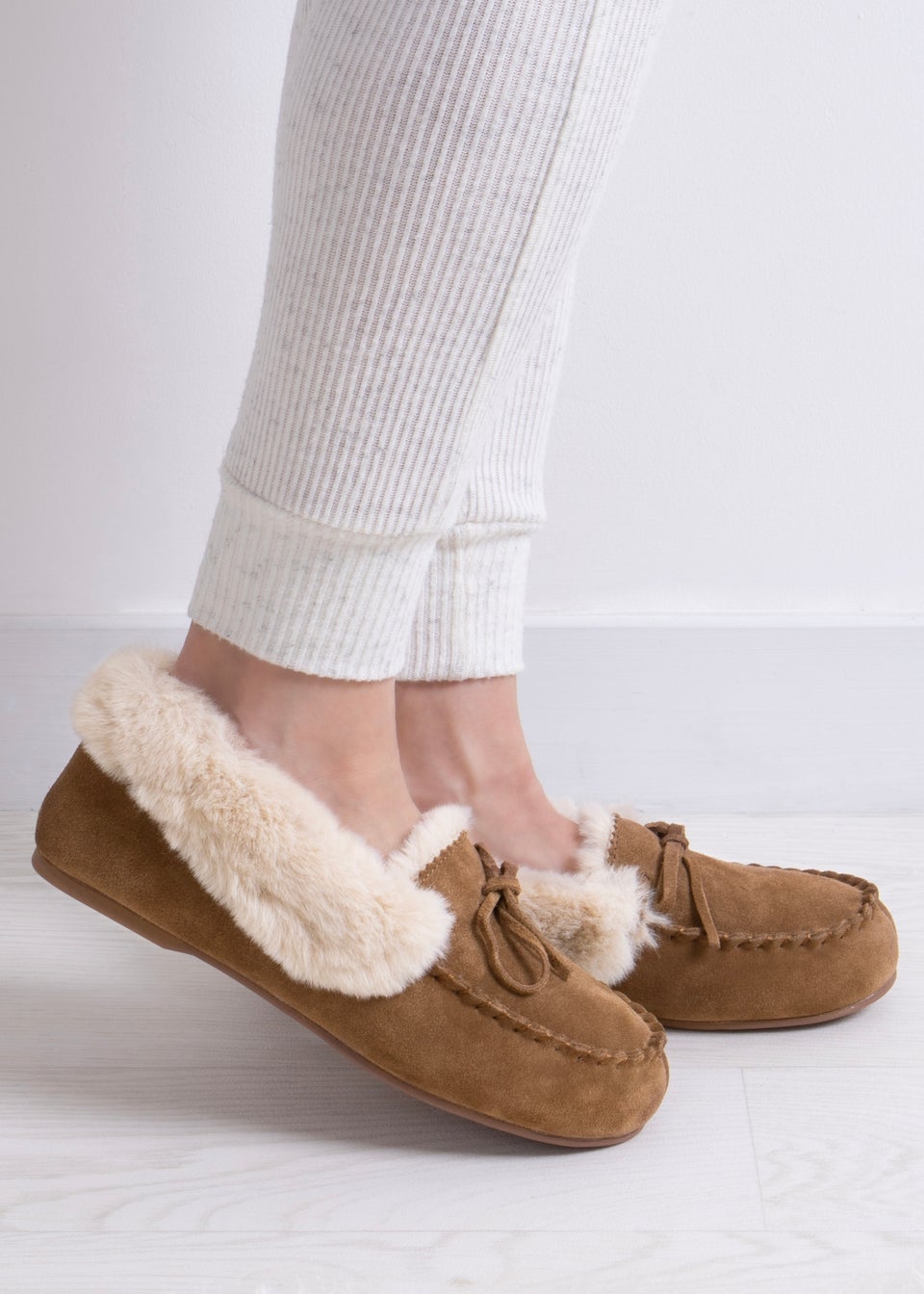 Totes Isotoner Tan Genuine Suede Moccasin with Faux Fur Lining