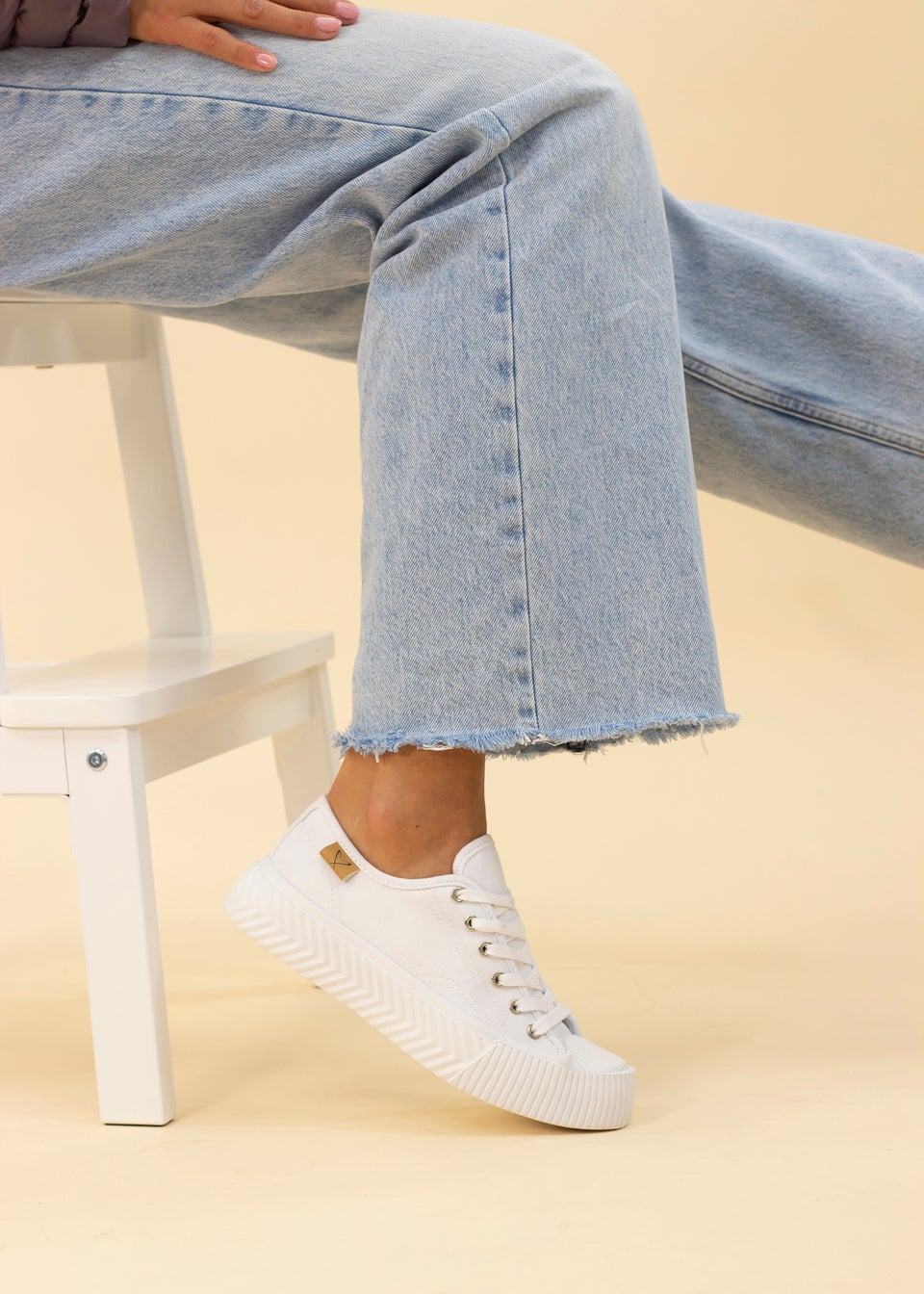 Lunar White Jayne II Trainer