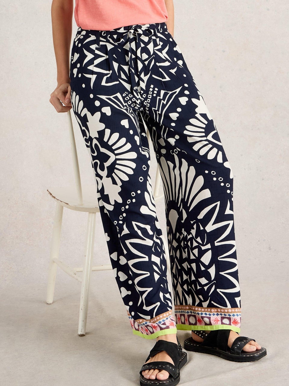 Hose Farah mit weitem Bein