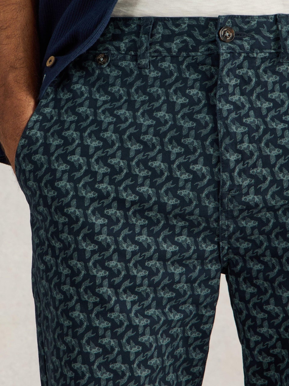 Chinoshorts mit Fischprint
