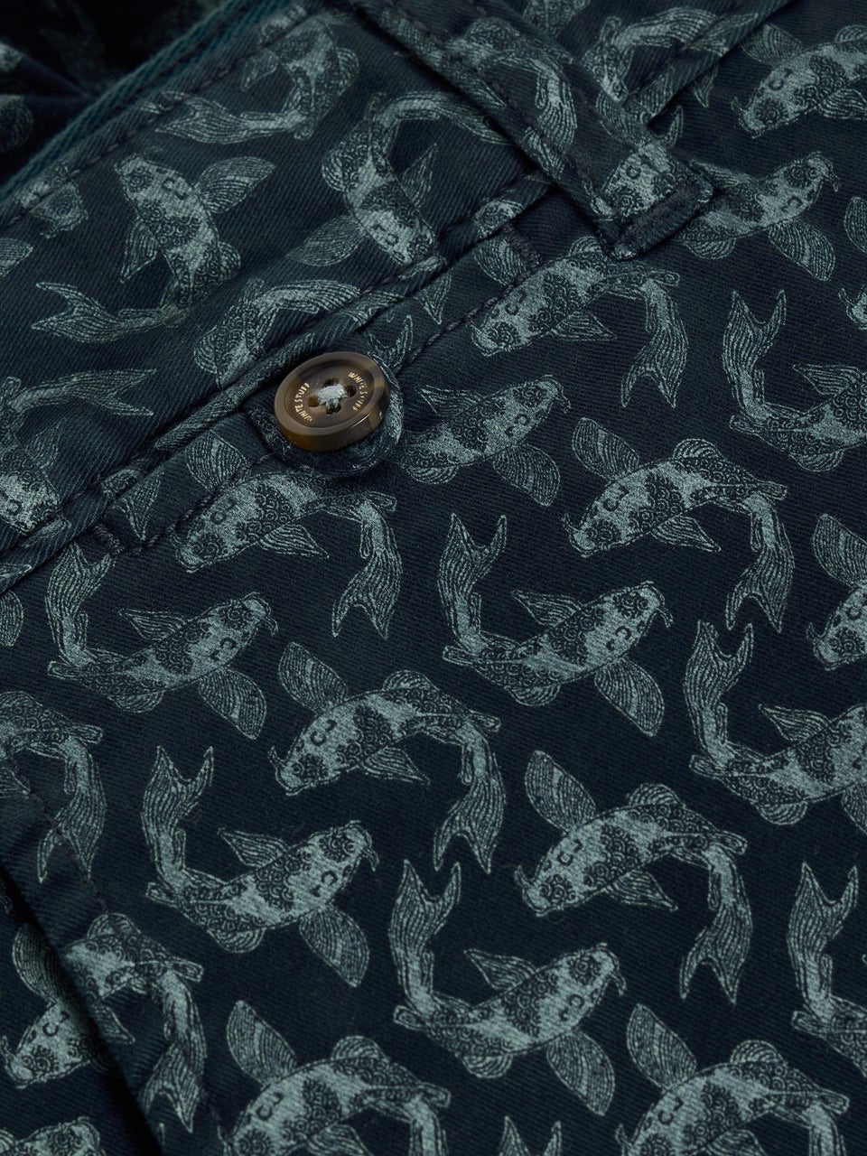 Chinoshorts mit Fischprint