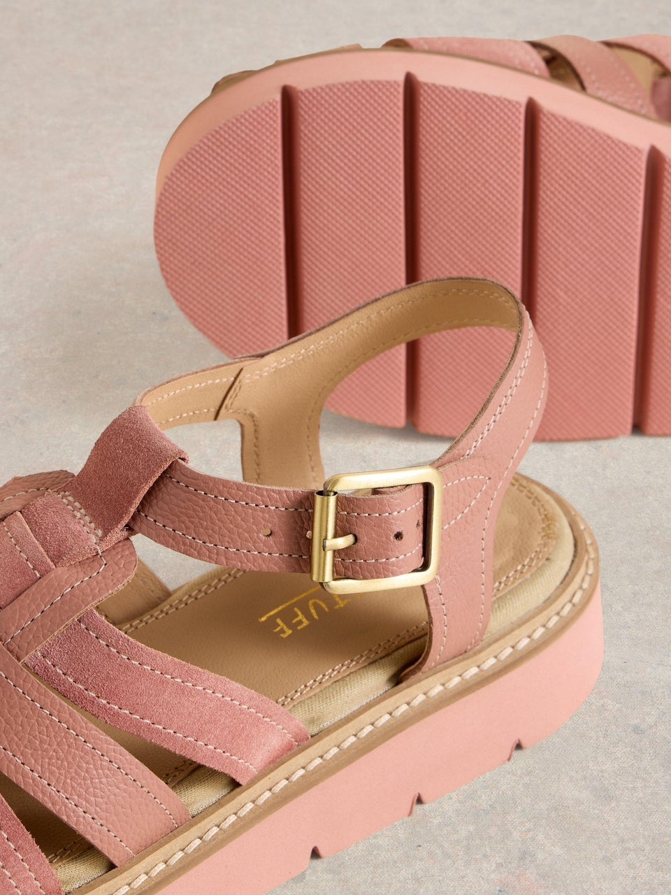 Riemensandalen mit Profilsohle
