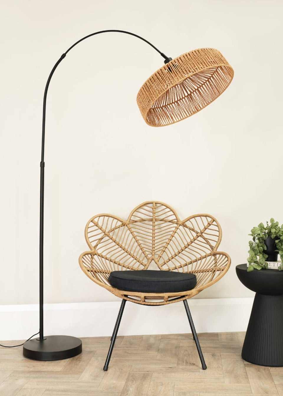 ValueLights Louis Matte Black Floor Lamp with Natural Rope Shade