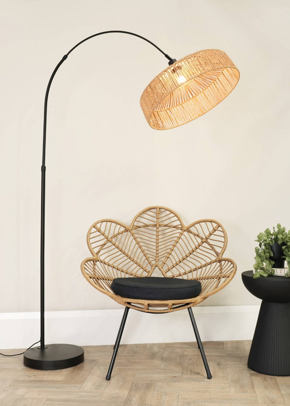 ValueLights Louis Matte Black Floor Lamp with Natural Rope Shade