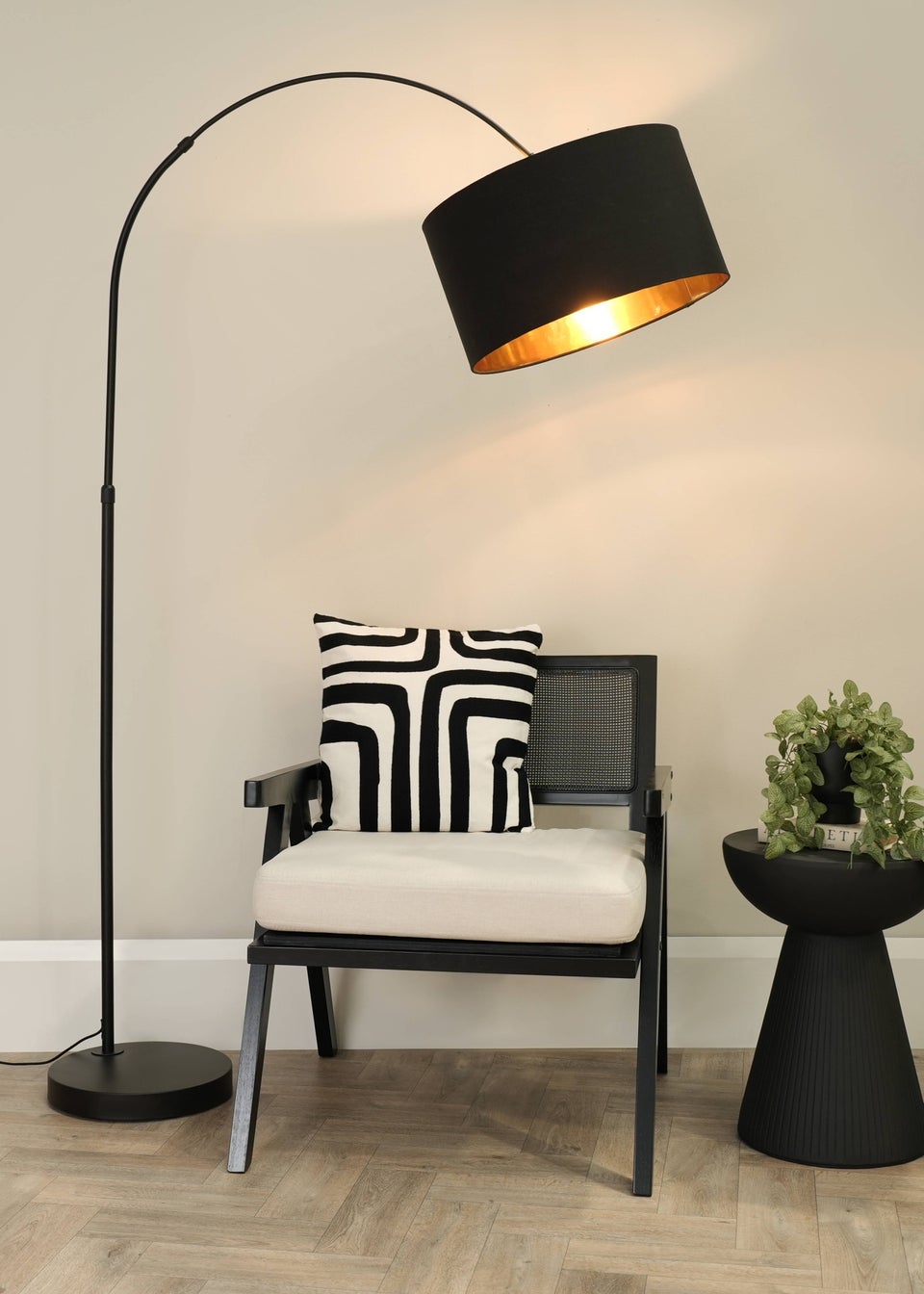 ValueLights Louis Matte Black Floor Lamp with Large Drum Shade