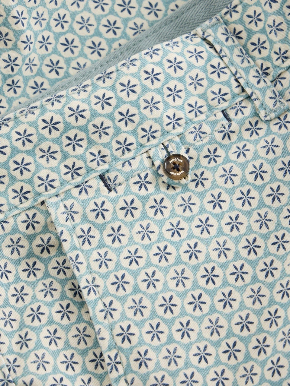 Chinoshorts mit Geoprint