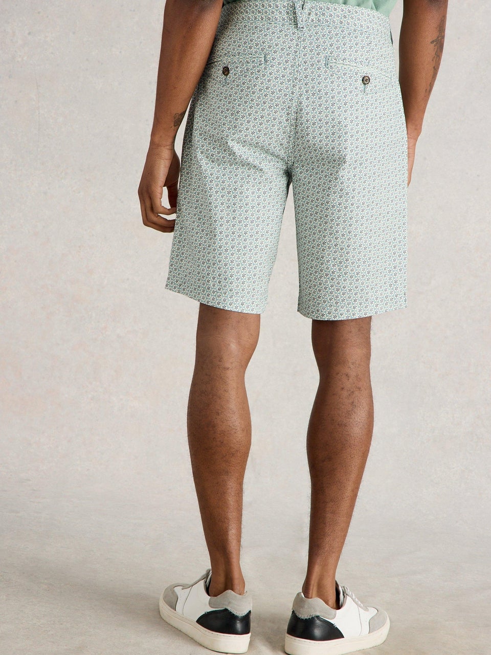 Chinoshorts mit Geoprint