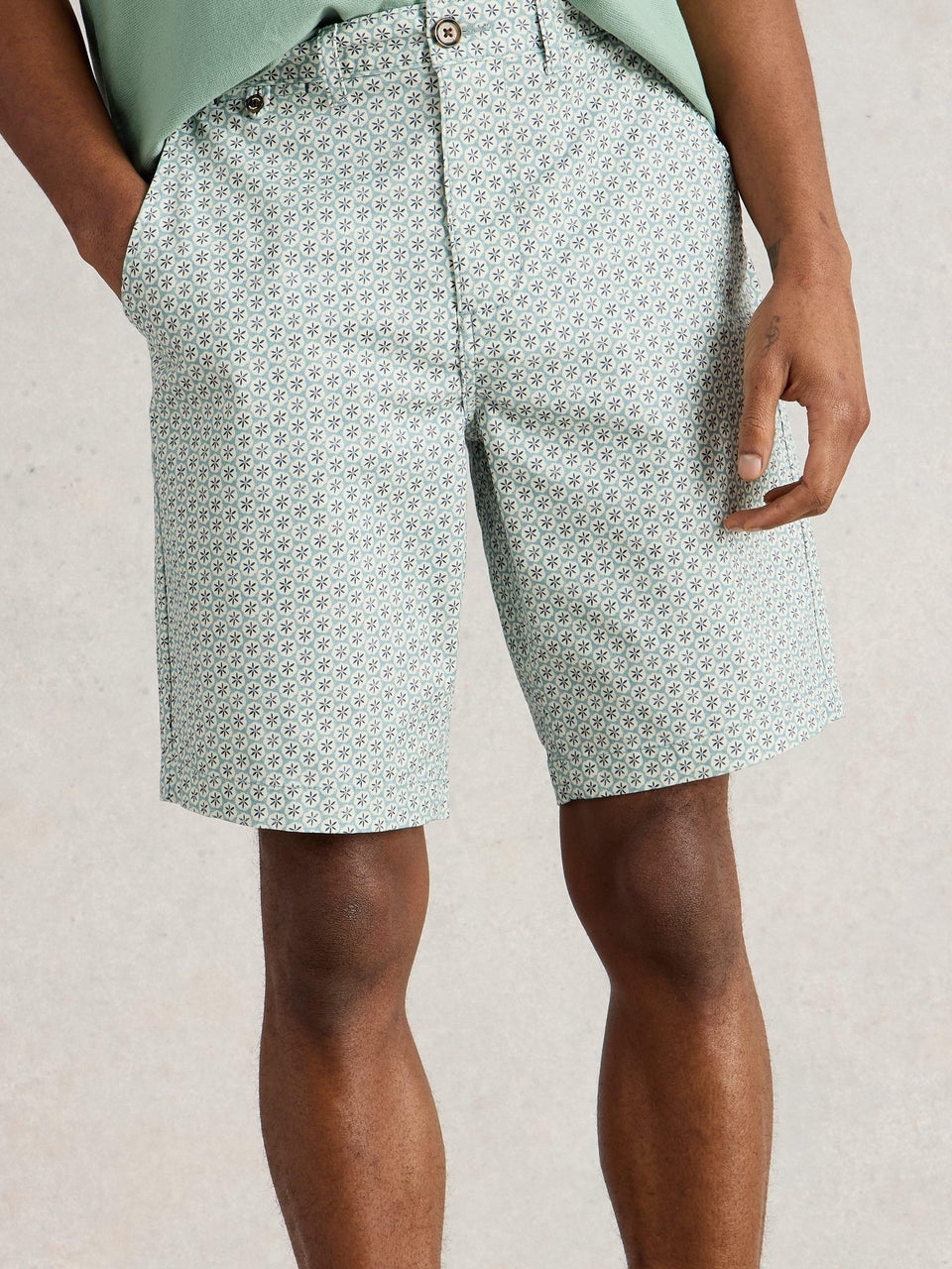 Chinoshorts mit Geoprint