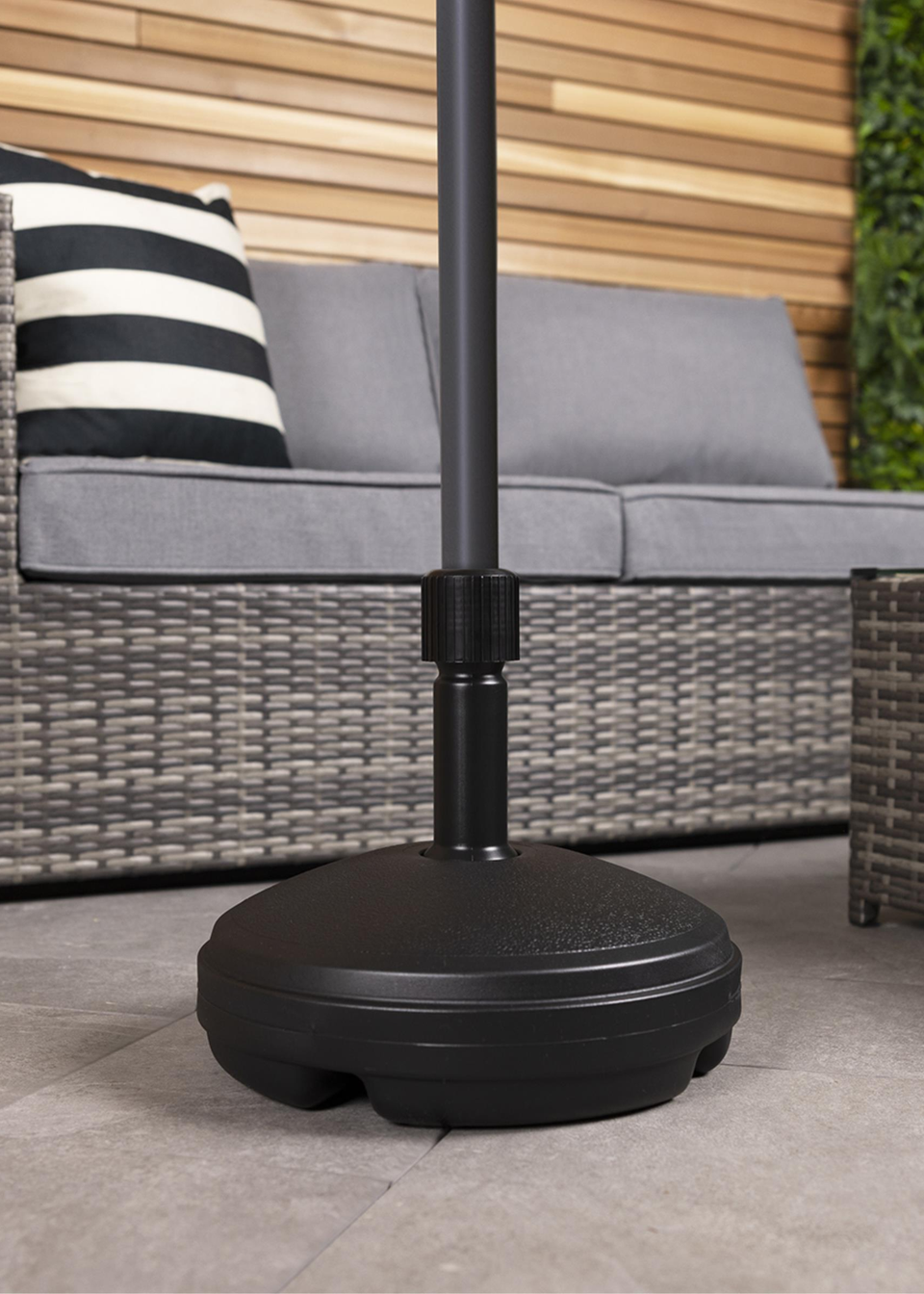 Charles Bentley Outdoor Plastic Round 7L Umbrella Base (Dia. 33cm)