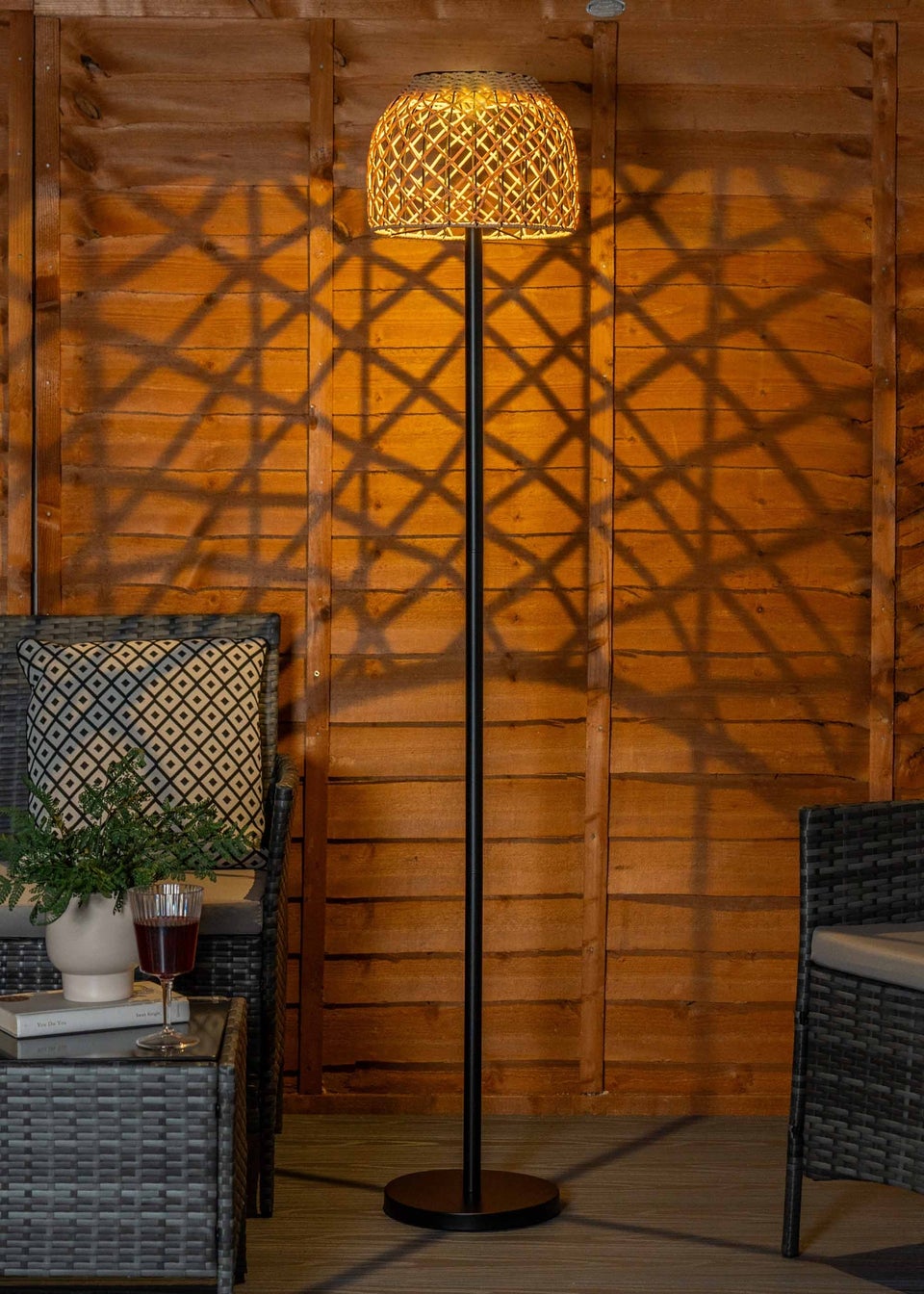 ValueLights Solar Outdoor Rattan Shade Floor Lamp With Integrated LED's