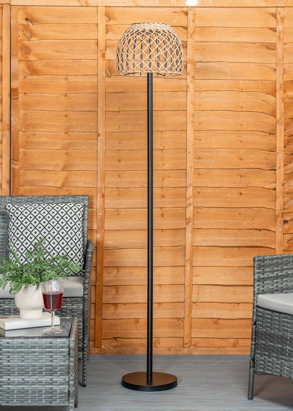 ValueLights Solar Outdoor Rattan Shade Floor Lamp With Integrated LED's