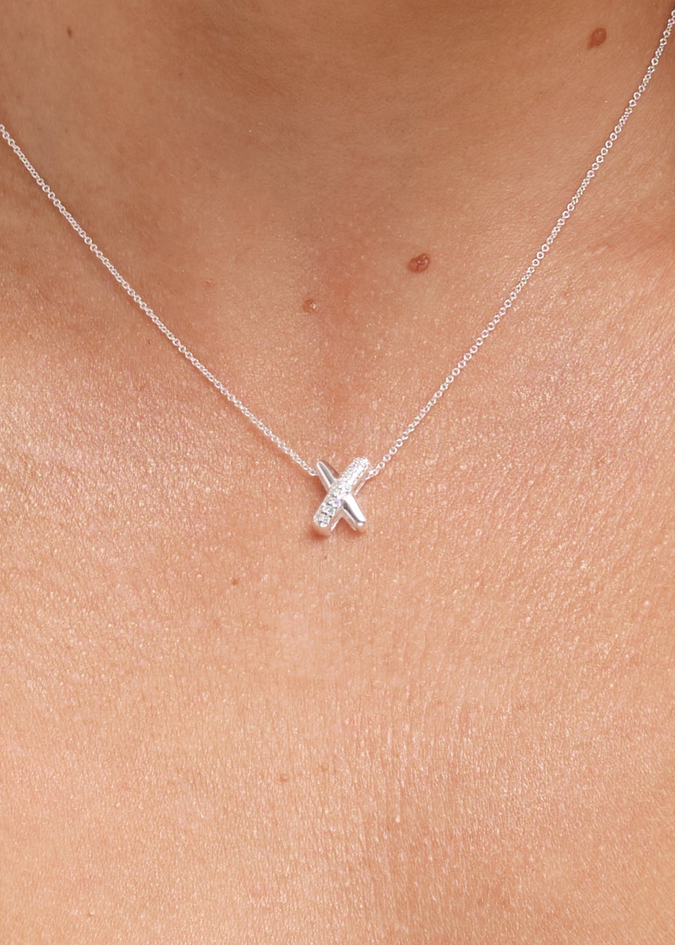 Simply Silver Sterling Silver 925 Kiss Pendant