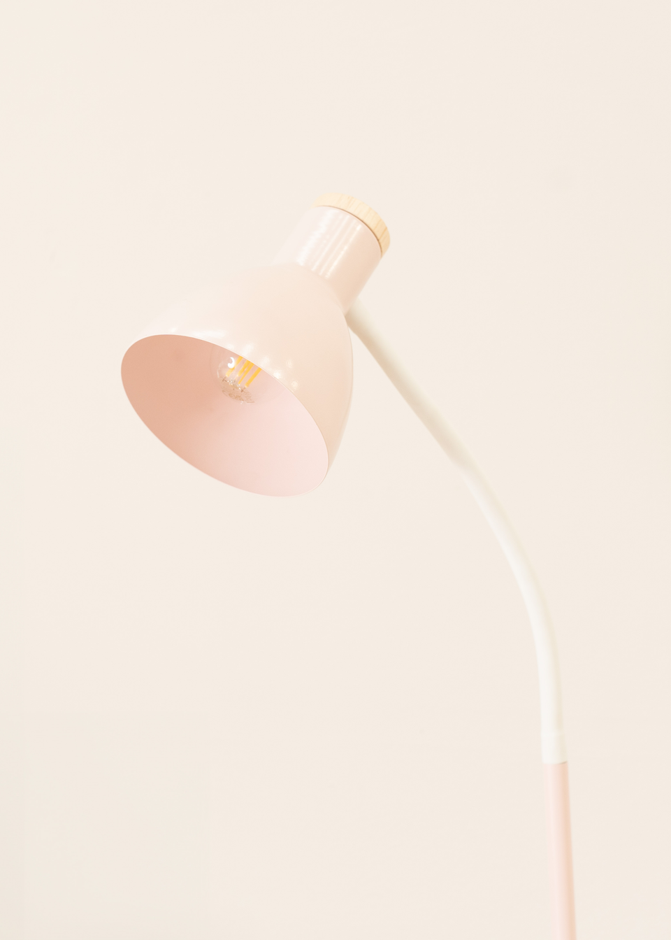 ValueLights Woody  Pink Floor Lamp with Pink Tapered Shade (130cm x 36cm x 22cm)