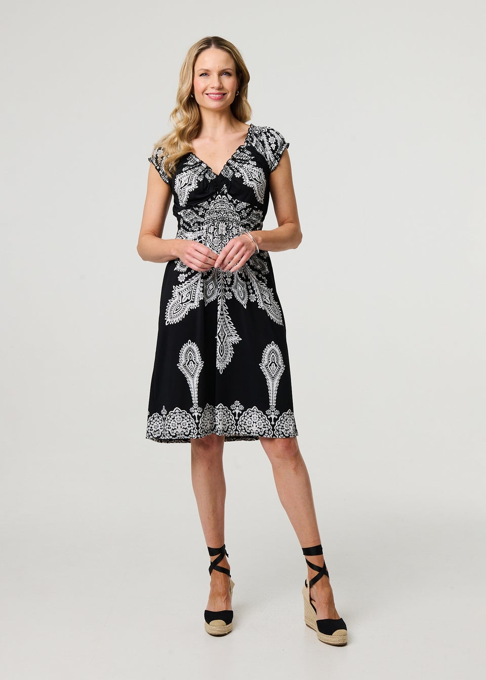 Izabel London Black Printed Shirred Cap Sleeve Knee Length Dress