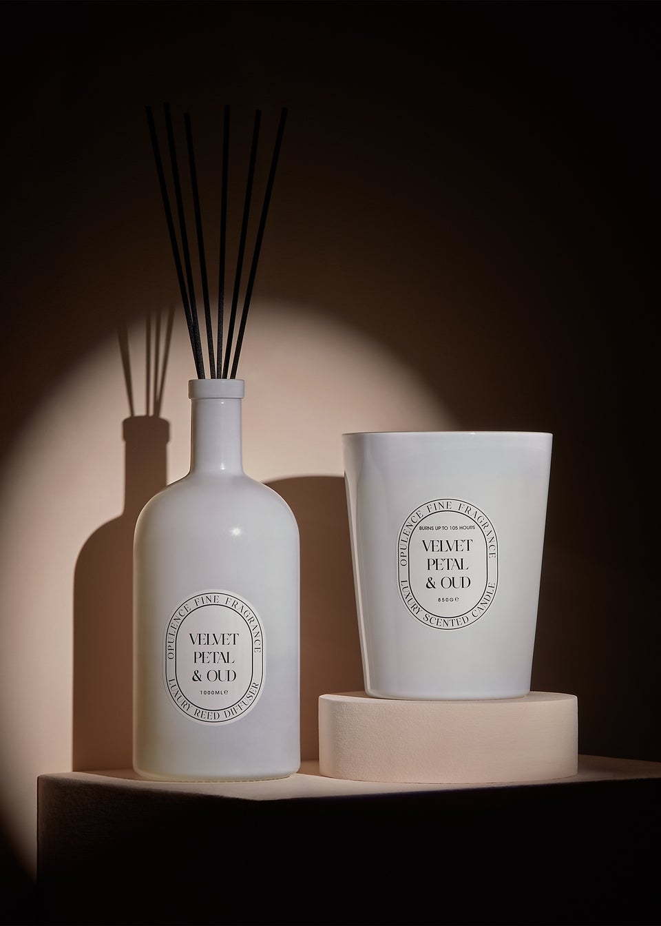 White Velvet Petal & Oud Large Candle