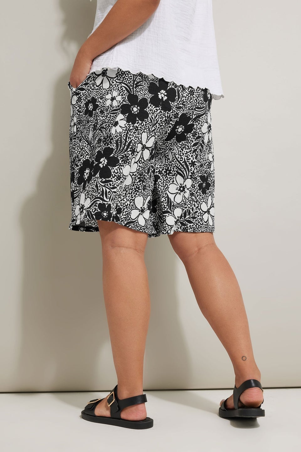 Yours Curve Black Floral Textured Shorts
