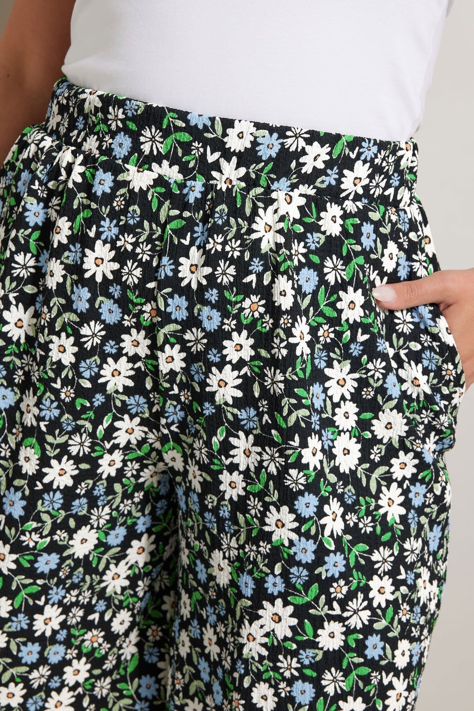 Yours Curve Black Ditsy Floral Textured Shorts