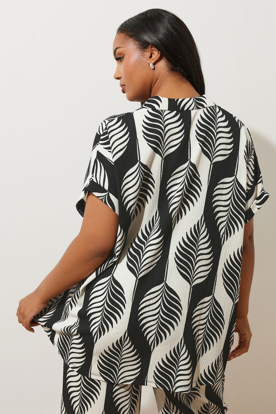 Yours Curve Black & White Leaf Print Textured Shirt