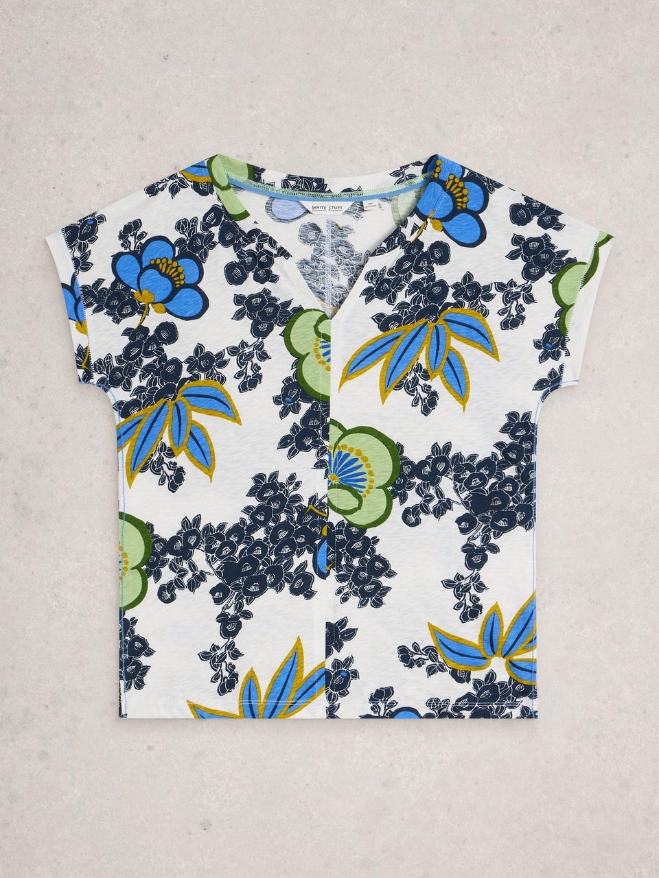 T-Shirt Nelly mit Keilausschnitt