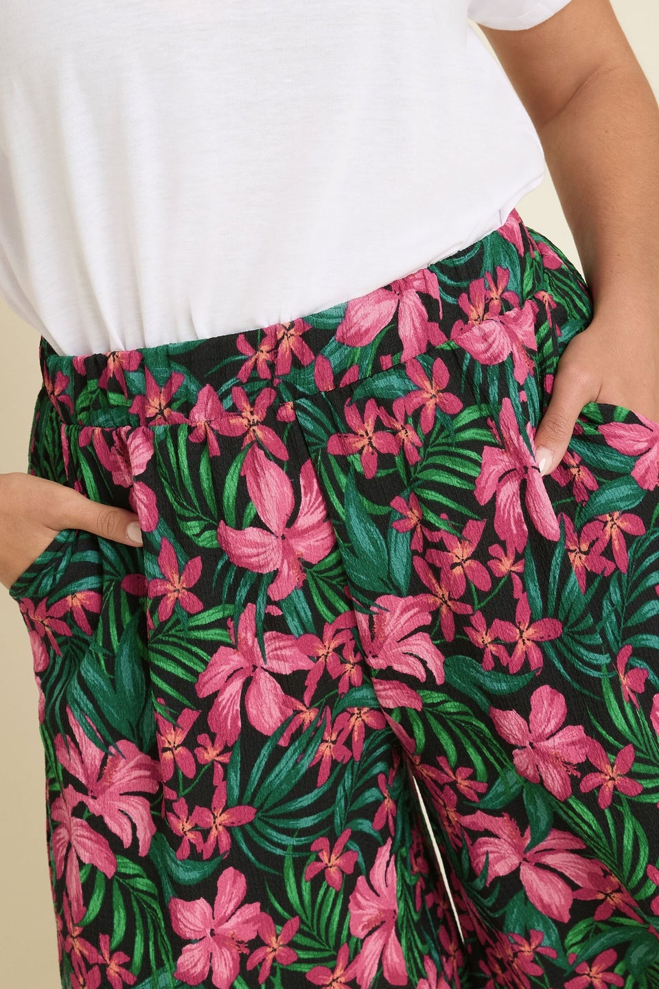 Yours Curve Black Tropical Floral Print Jersey Shorts