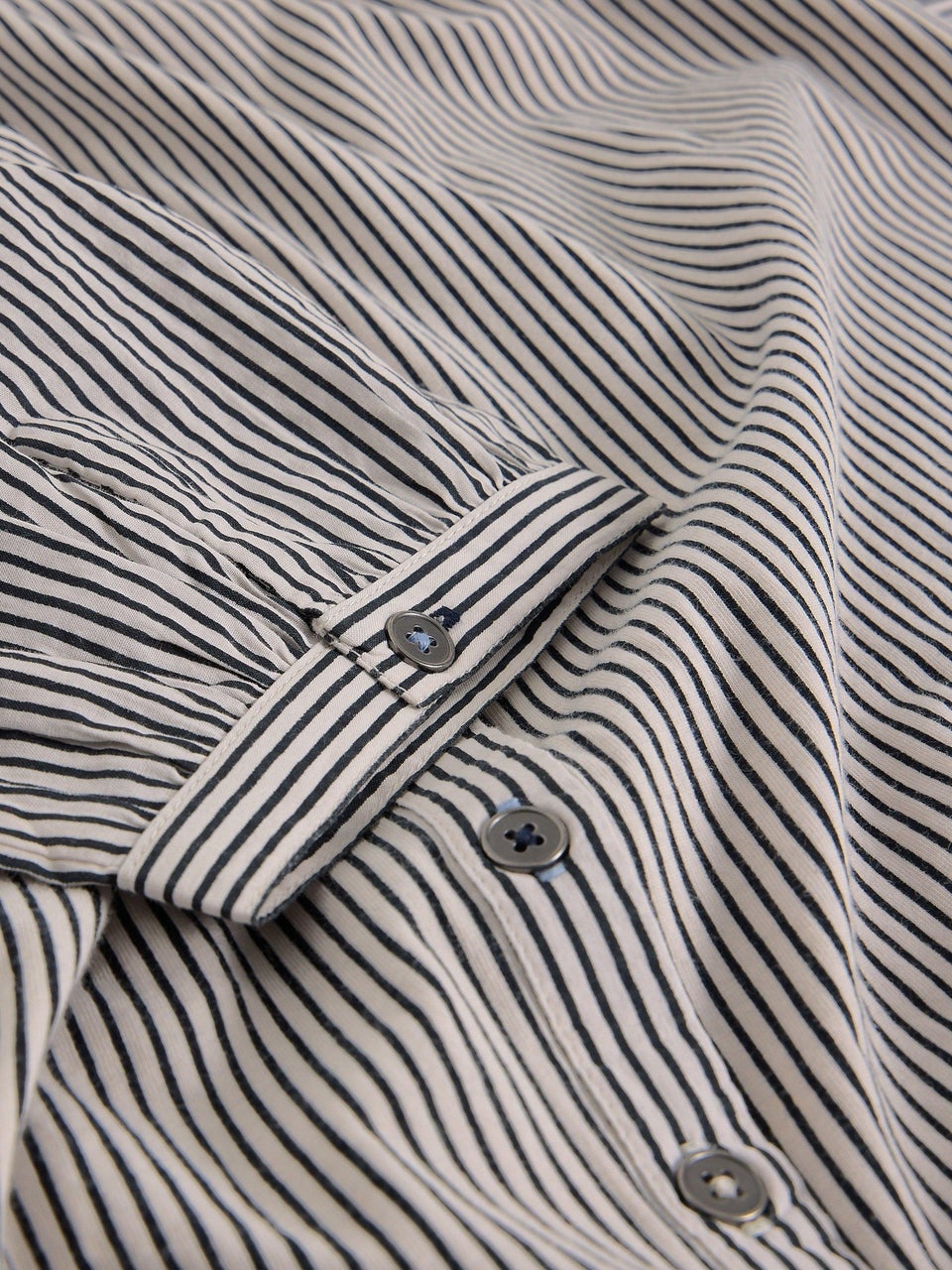 Gestreifte Bluse aus Materialmix