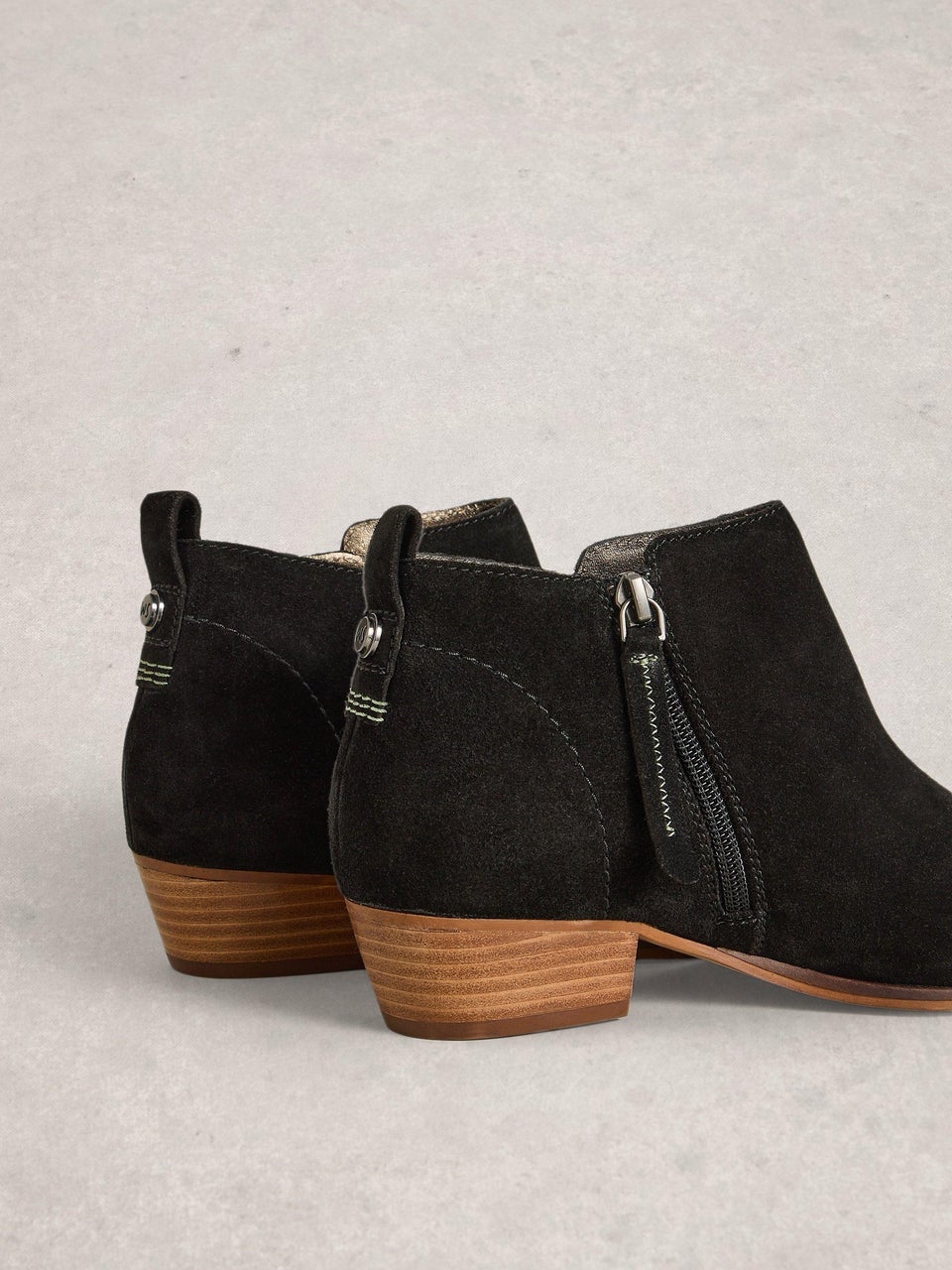Wildlederstiefeletten mit weiter Passform
