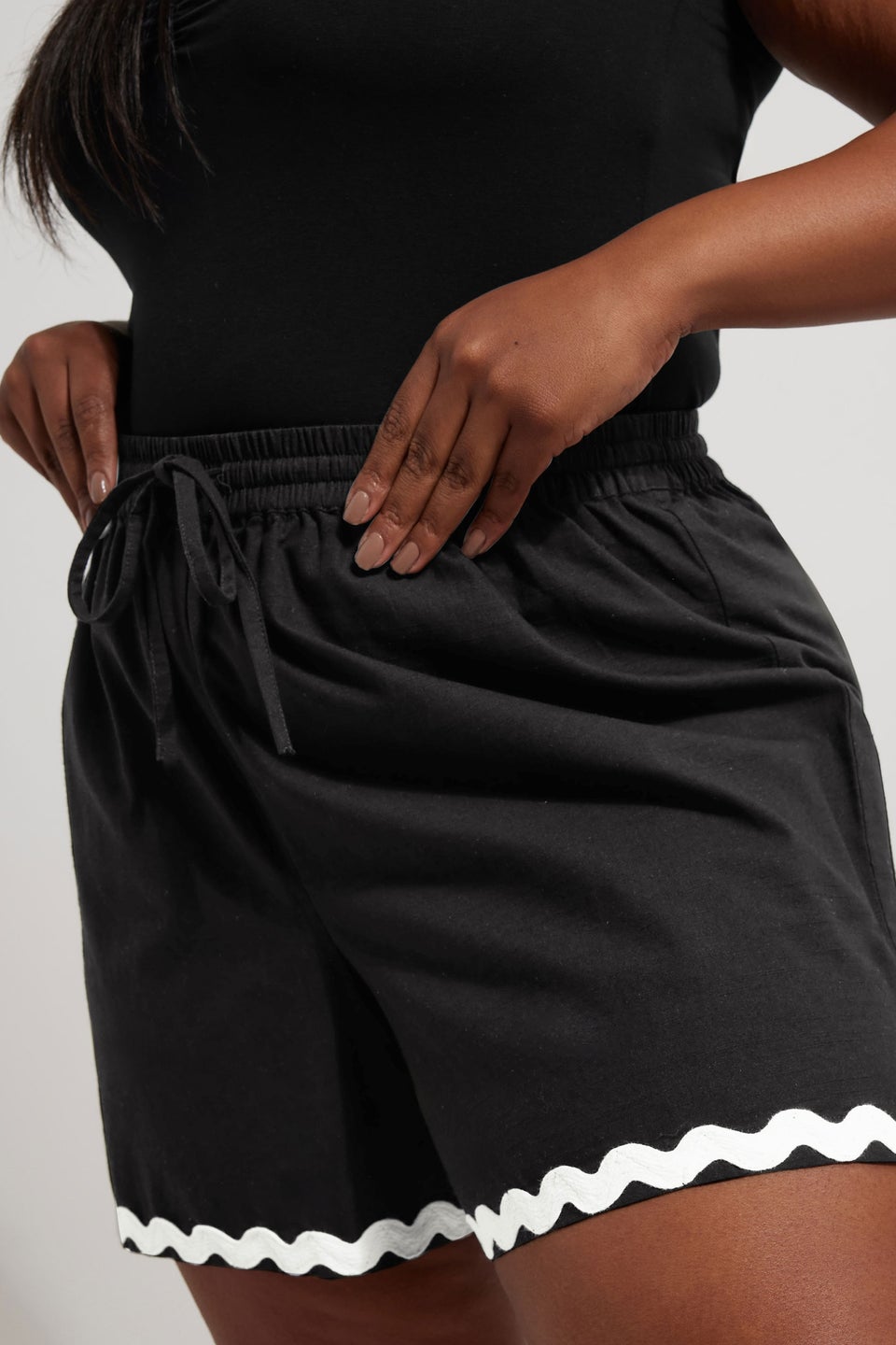 Yours Curve Black Contrast Swirl Embroidered Hem Shorts