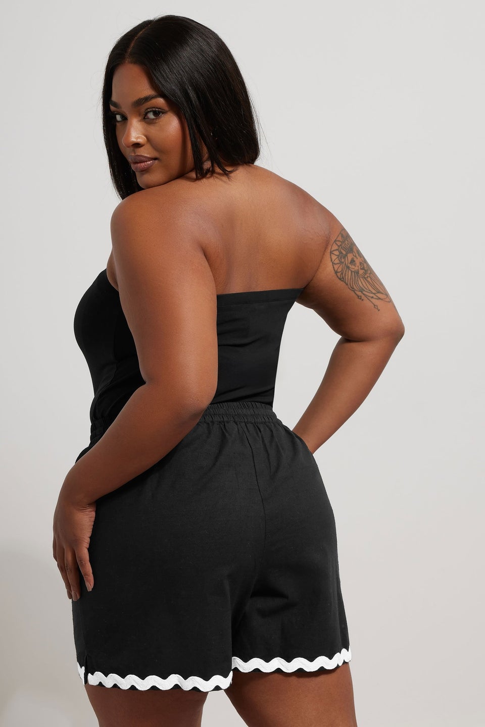 Yours Curve Black Contrast Swirl Embroidered Hem Shorts
