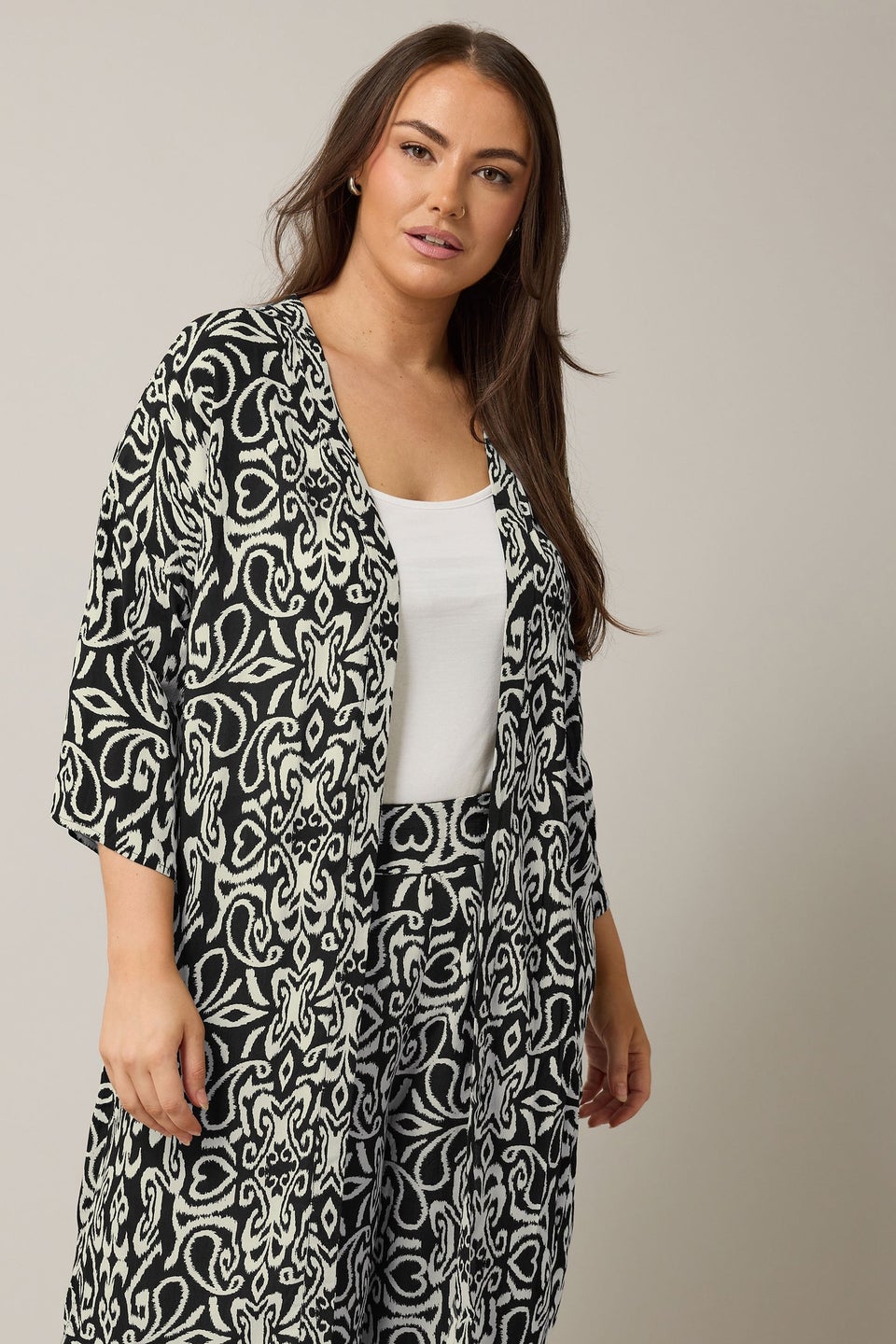 Evans Curve Black & White Abstract Print Kimono