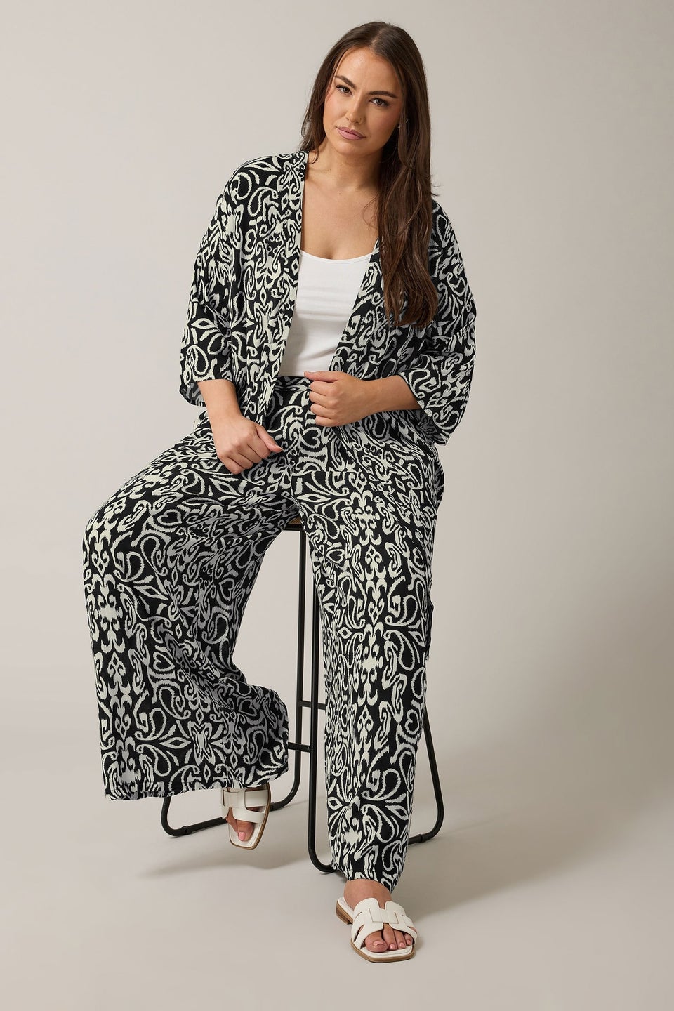 Evans Curve Black & White Abstract Print Kimono
