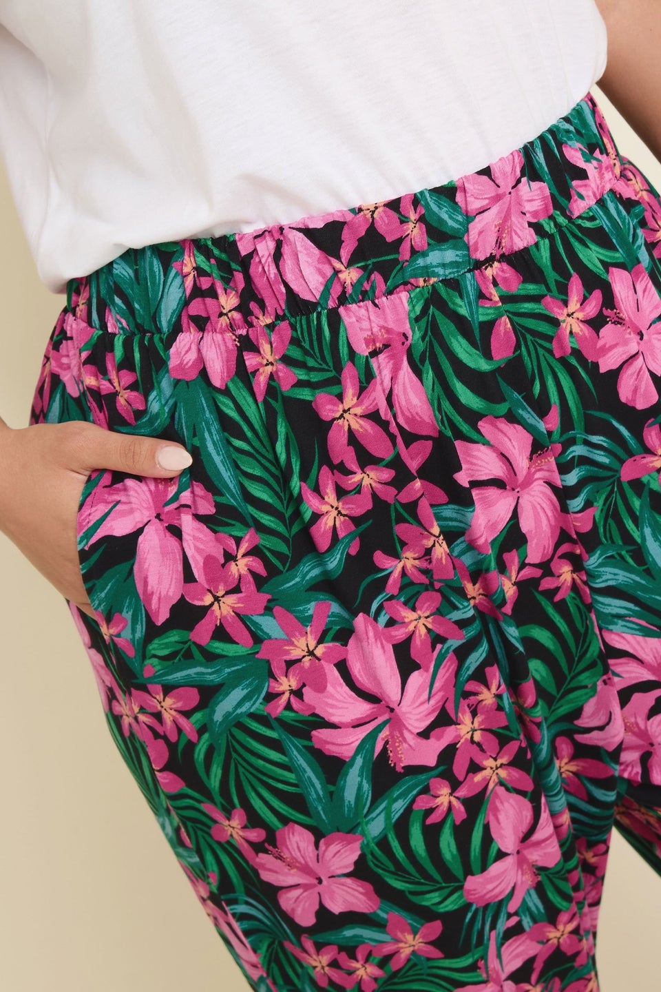 Yours Curve Black Tropical Floral Print Cropped Harem Trousers