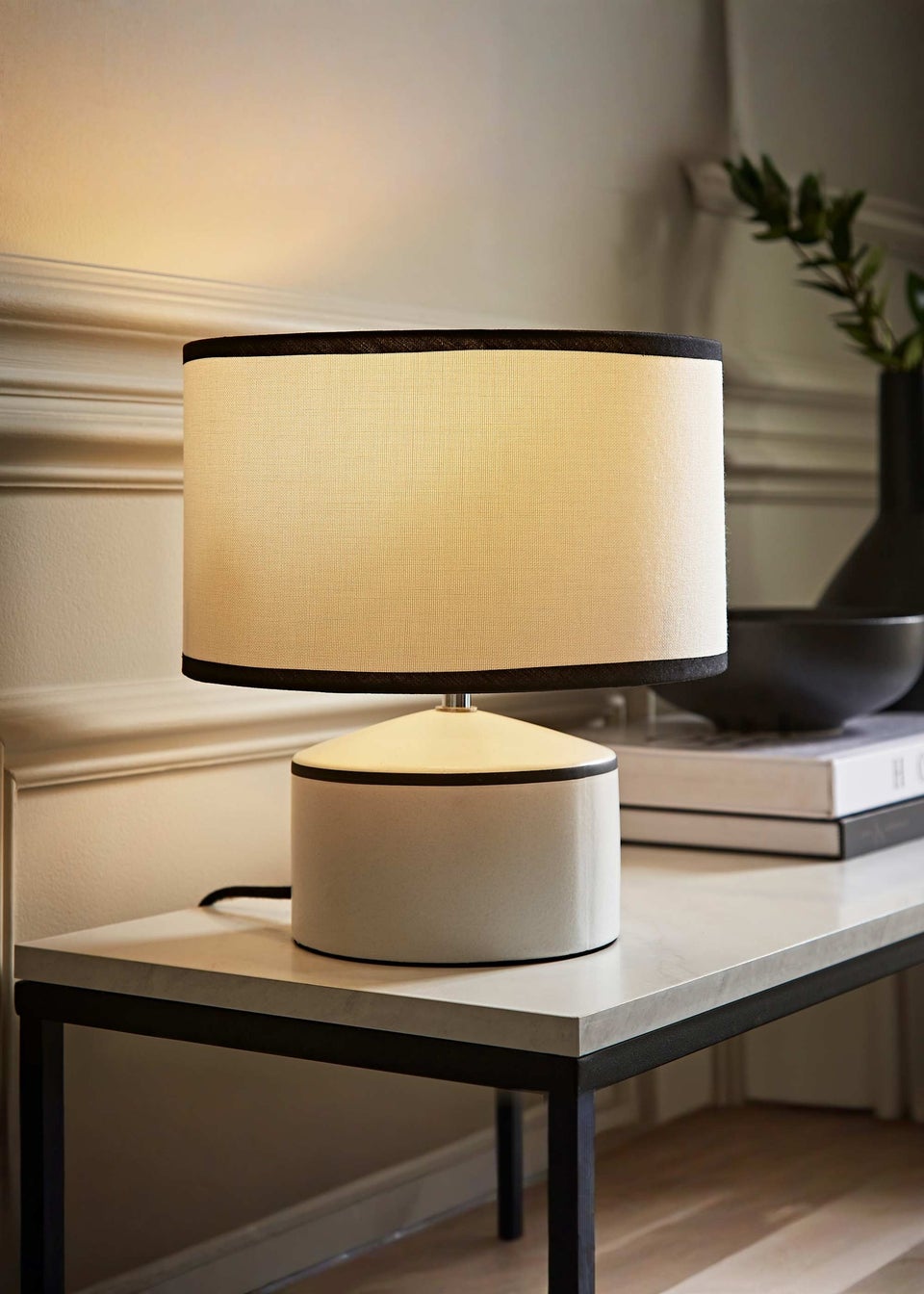 ValueLights Julia Black Trim Ceramic Table Lamp with Linen Shade