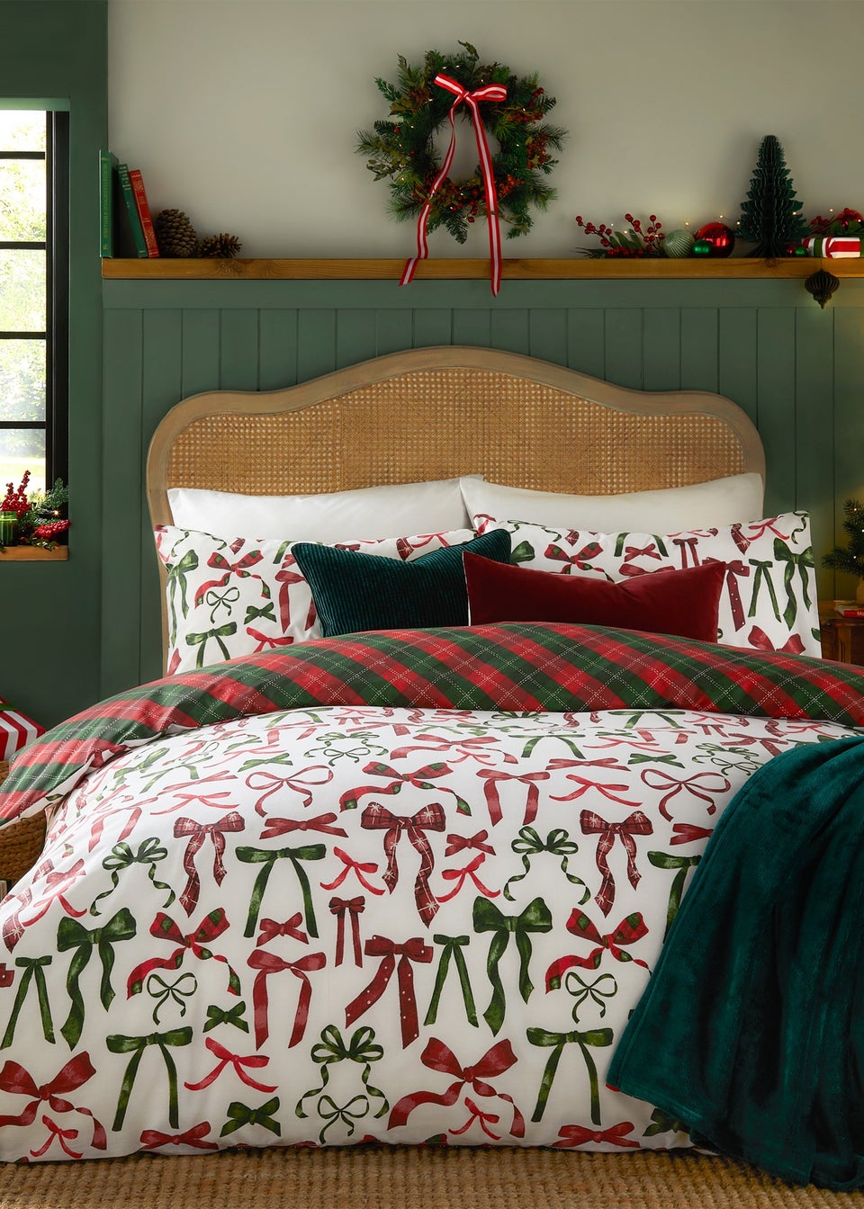 Furn Nathalie Festive Bows Printed Berry Duvet Set