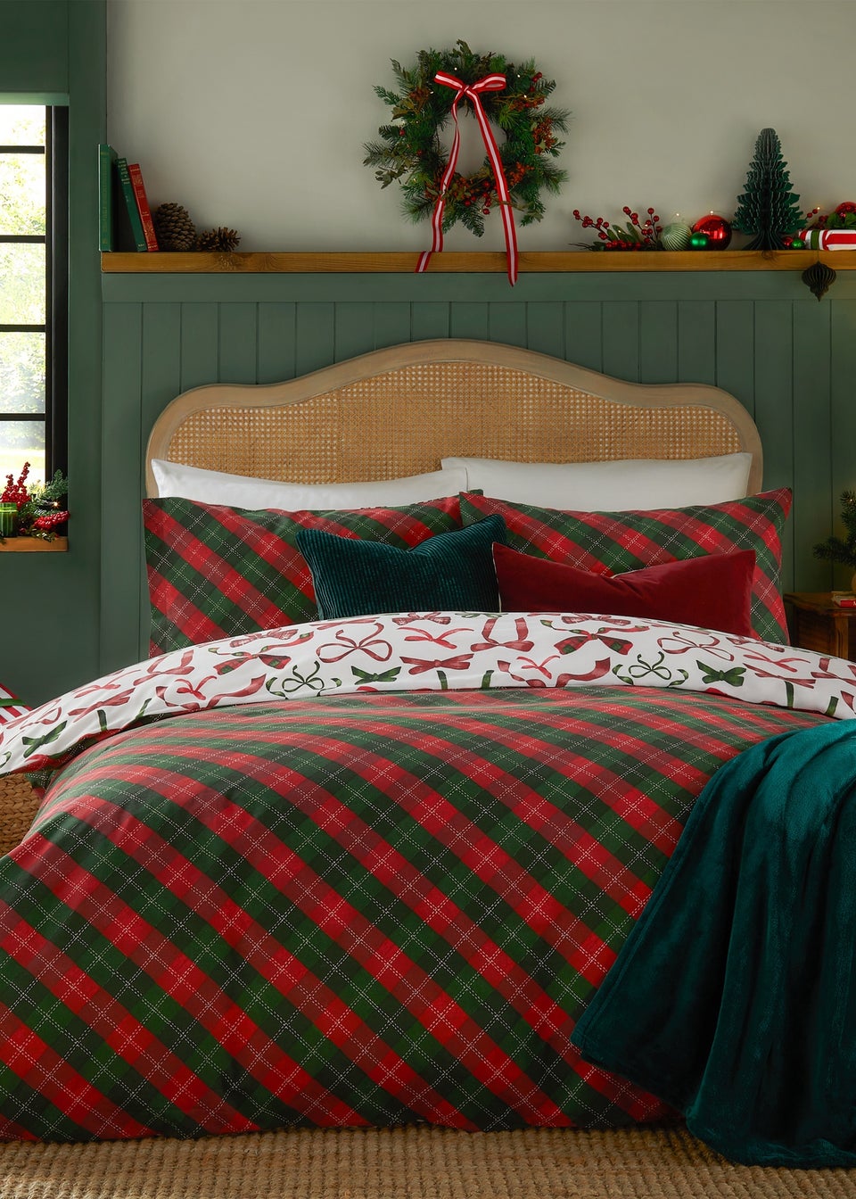 Furn Nathalie Festive Bows Printed Berry Duvet Set