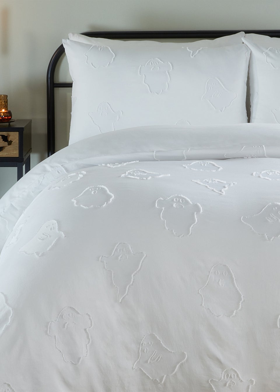 Duvet Day Ghostly Ghouls Soft Touch Tufted White Duvet Set