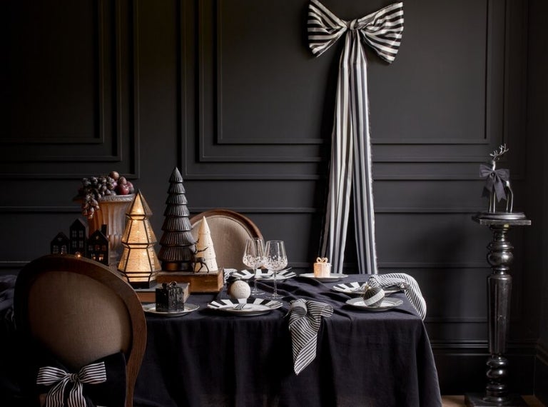 Set Up Your Christmas Centrepiece