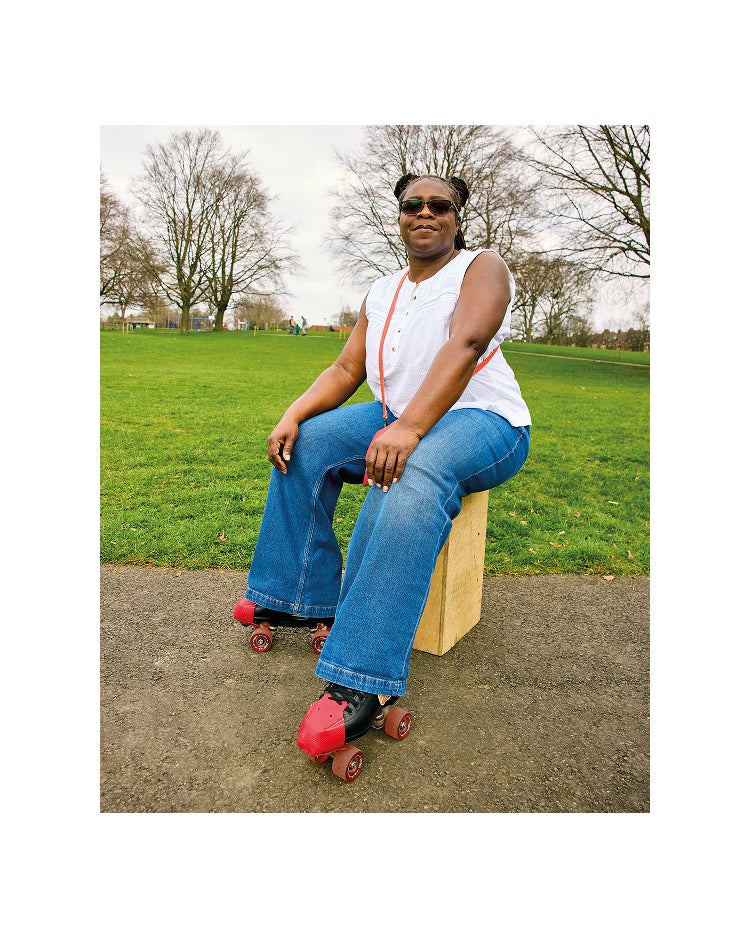 Frau in Jeans und T-Shirt mit Rollschuhen auf
